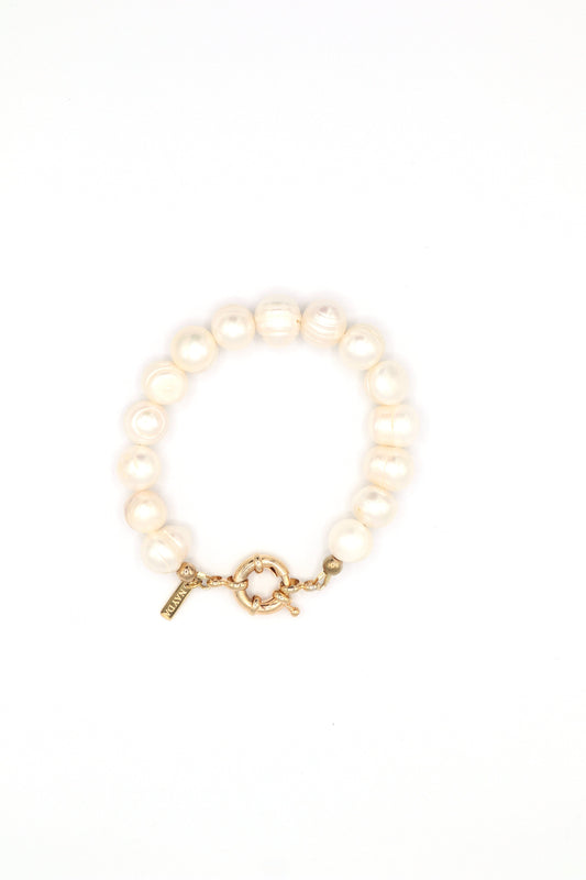 Bold freshwater pearl bracelet with gold clasp detail