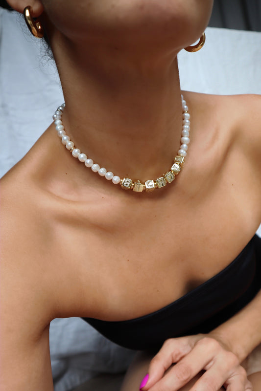 Personalized necklace with 'Bichota' rhinestone letters and freshwater pearls