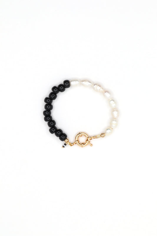 Handmade freshwater pearls and black glass beads bracelet