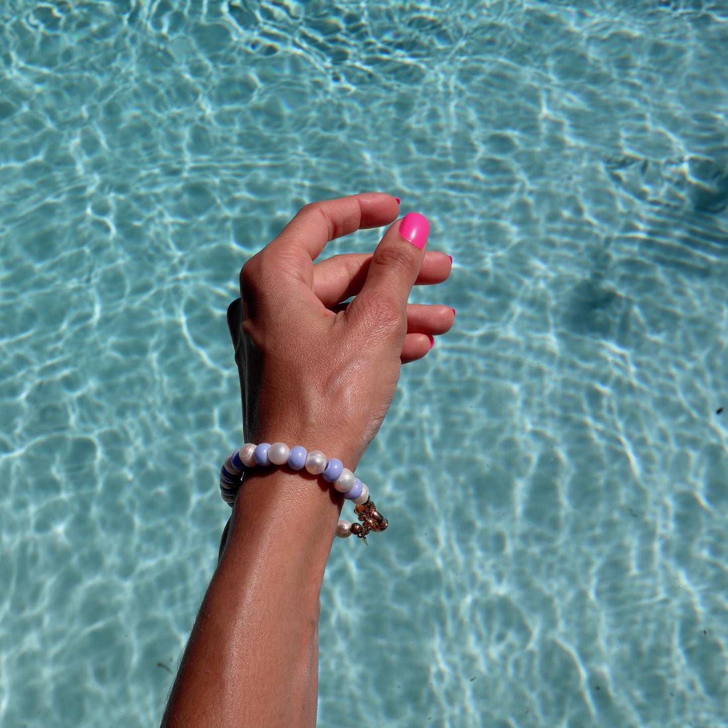 powder-blue-glass-czesh-beads-freshwater-pearls-bracelet-lifestyle-pool