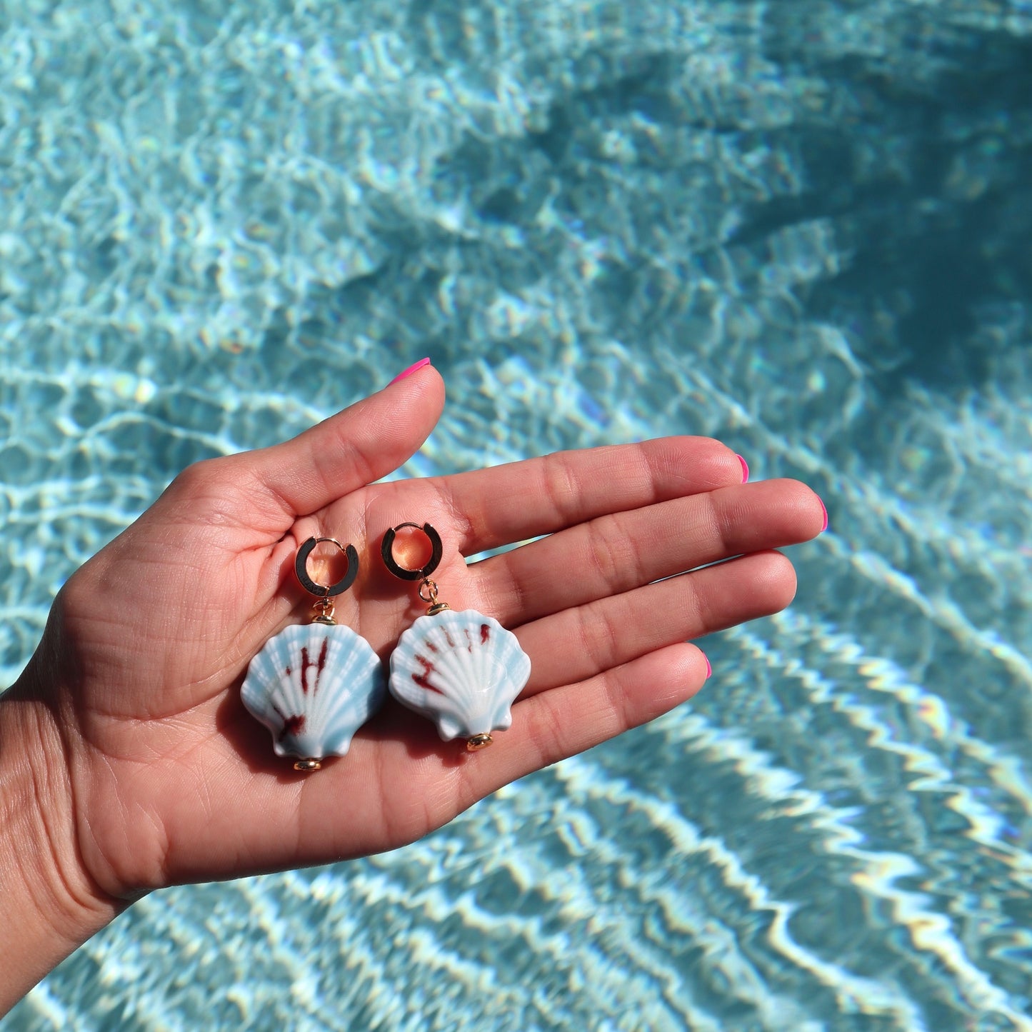 lifestule-photo-by-pool-of-cordelia-18-k-huggies-hoops-earrings-blue-ceramic-sea-shells-by-nayda-de-jesus