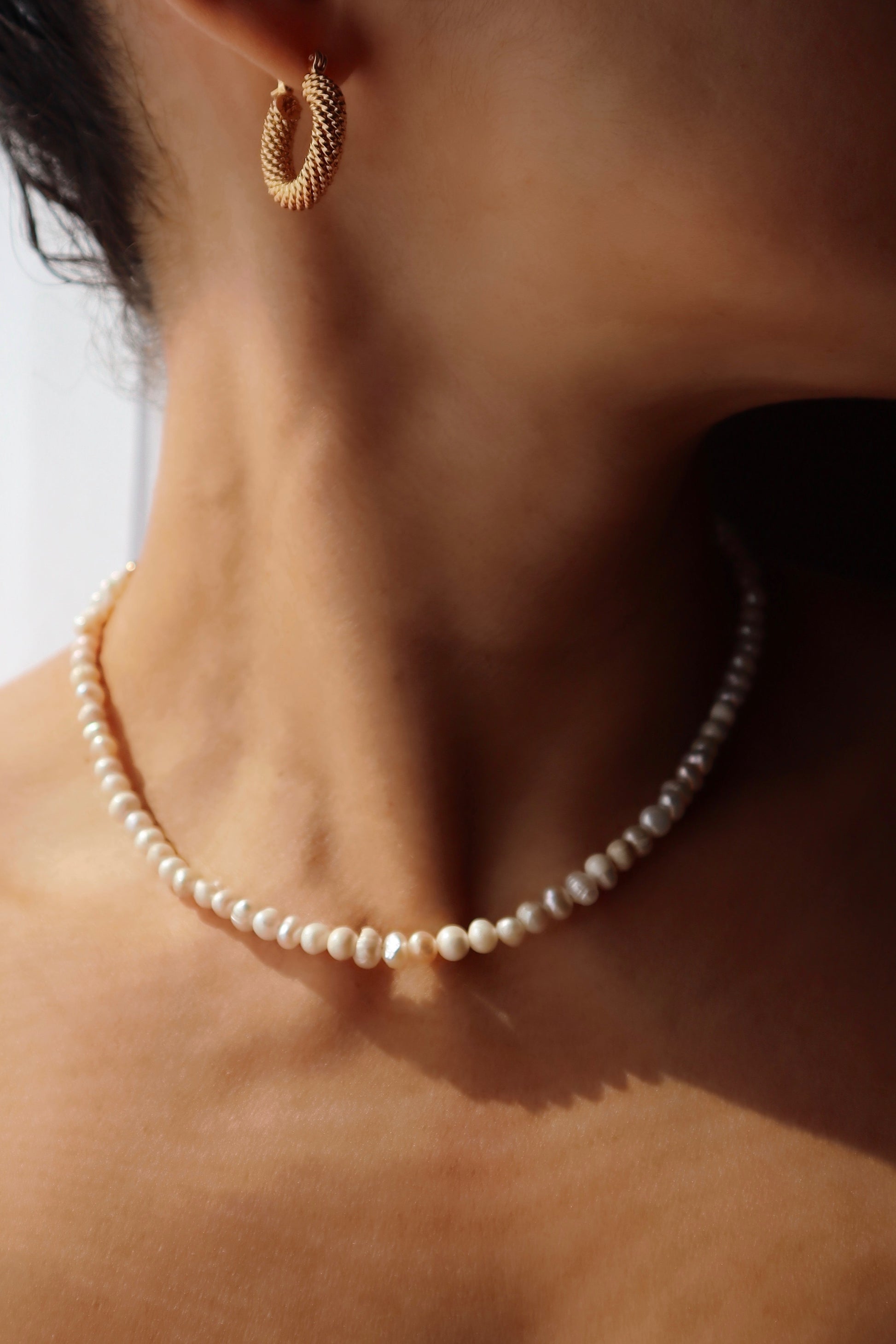 freshwater-pearls-necklace-lifestyle-photo-with-neck-model