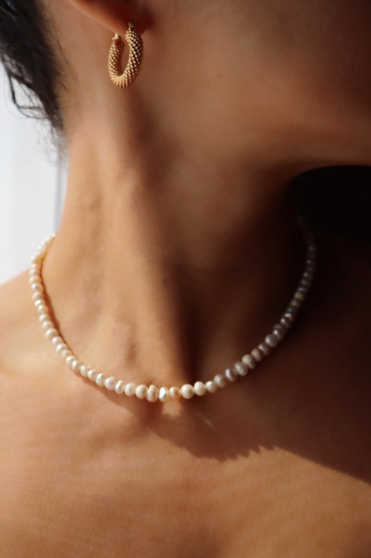 freshwater-pearls-necklace-lifestyle-photo-with-neck-model