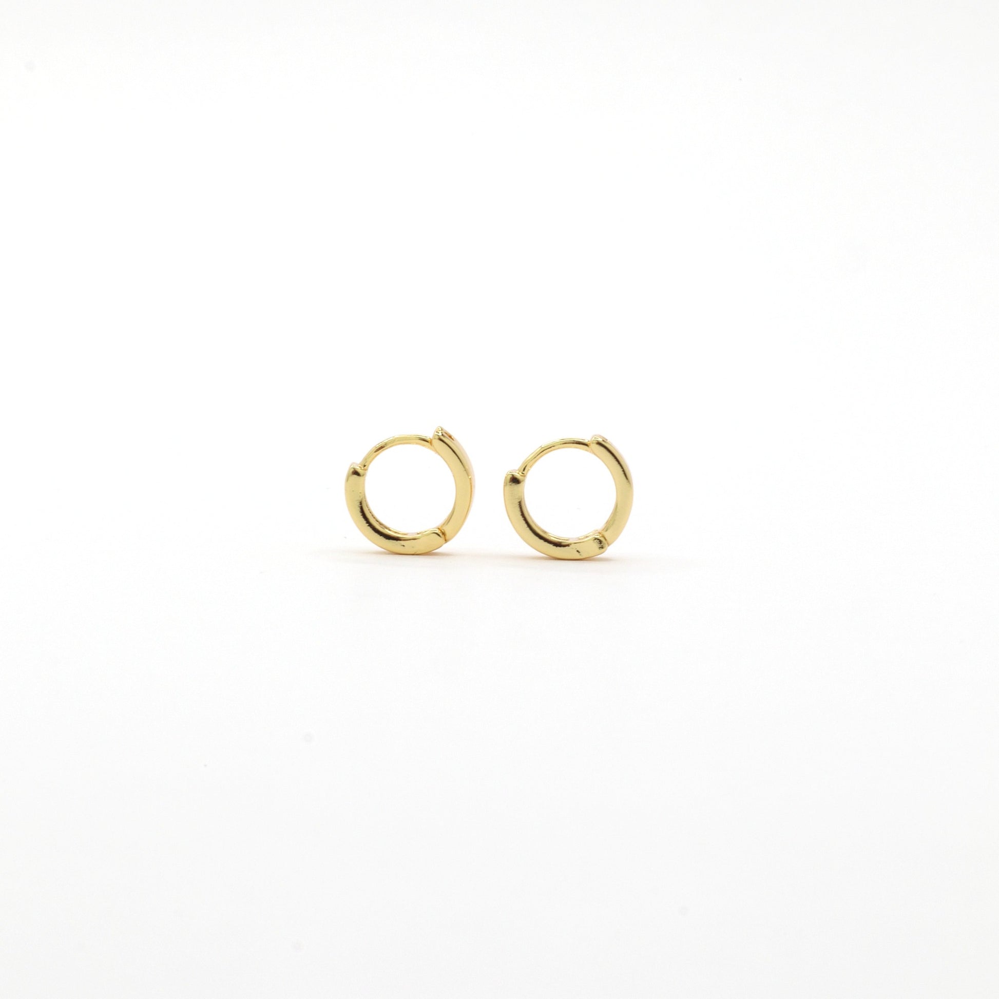 raquel-9-mm-18-k-gold-plated-huggies-hoops-earrings-by-nayda-de-jesus